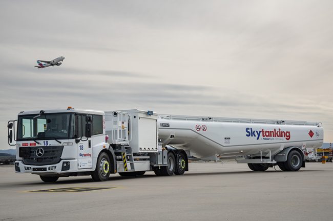 Das Bild zeigt einen Mercedes-Benz eEconic am Flughafen Stuttgart.