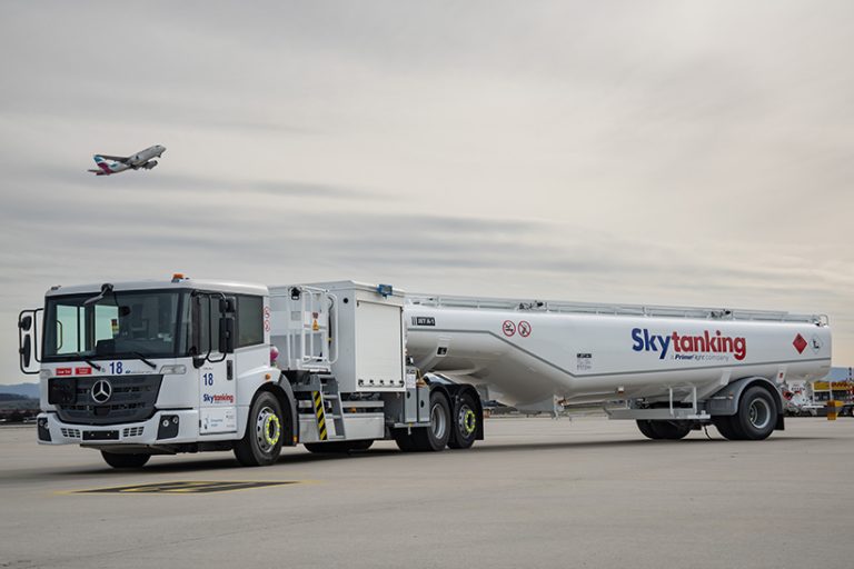 Das Bild zeigt einen Mercedes-Benz eEconic am Flughafen Stuttgart.