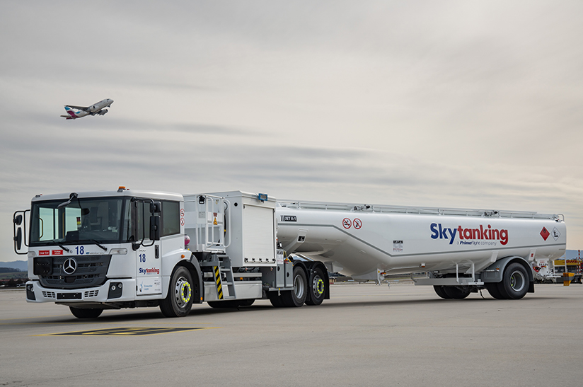 Das Bild zeigt einen Mercedes-Benz eEconic am Flughafen Stuttgart.