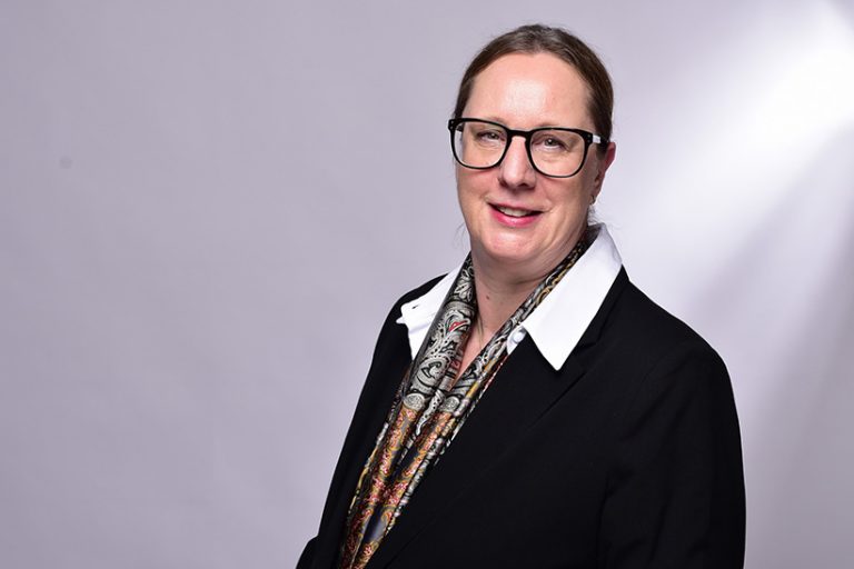 BVL-Silke-Fischer Das Bild zeigt eine weiße Frau im dunklen Business-Outfit. Es handelt sich dabei um Silke Fischer, die ab Juni die Bundesvereinigung Logistik (BVL) e.V. leiten soll.