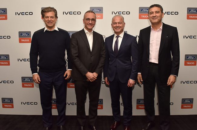 Das Bild zeigt vier Männer vor einer Wand von Logos. Sie gehören u.a. zu Iveco und Ford Otosan.