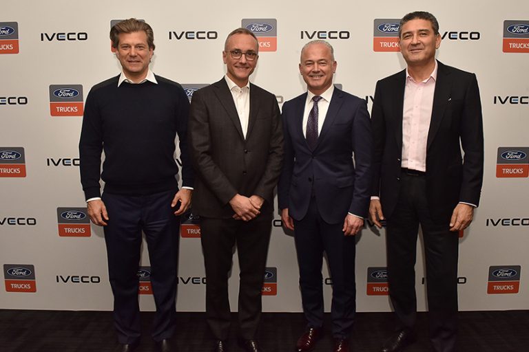 Das Bild zeigt vier Männer vor einer Wand von Logos. Sie gehören u.a. zu Iveco und Ford Otosan.