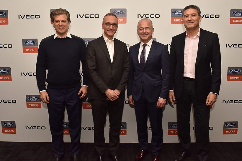 Das Bild zeigt vier Männer vor einer Wand von Logos. Sie gehören u.a. zu Iveco und Ford Otosan.