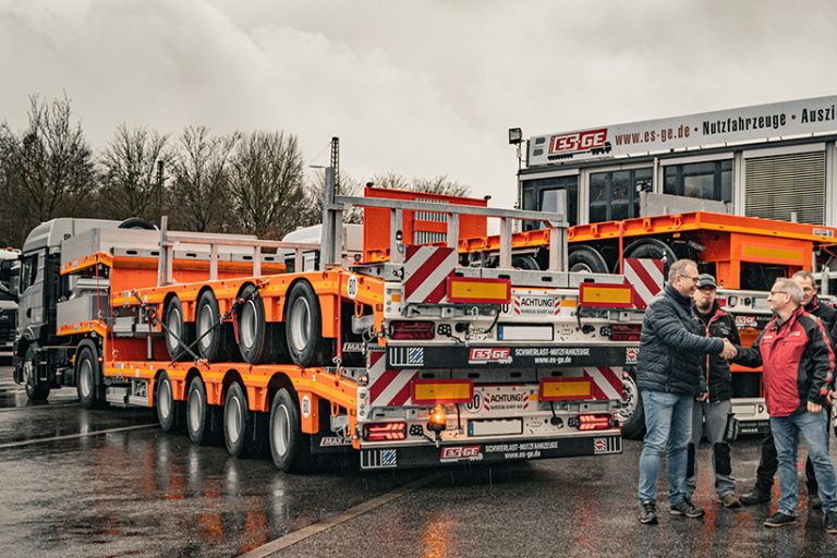 Die ES-GE Nutzfahrzeuge aus Essen hat die Krandienst Schulz GmbH & Co. KG bei der Modernisierung des Fuhrparks unterstützt. Das Bild zeigt Mitarbeiter beider Unternehmen, die vor einem Fahrzeug stehen.