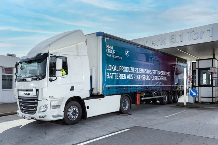 Das Bild zeigt einen volleketrischen DAF-Truck, der bei der BMW Group zum Einsatz kommt.
