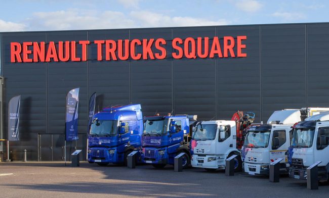 Das Bild zeigt Fahrzeuge von Renault Trucks, die vor einer Halle des Herstellers stehen.