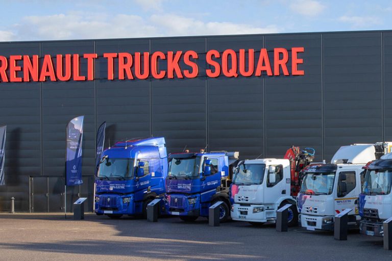 Das Bild zeigt Fahrzeuge von Renault Trucks, die vor einer Halle des Herstellers stehen.