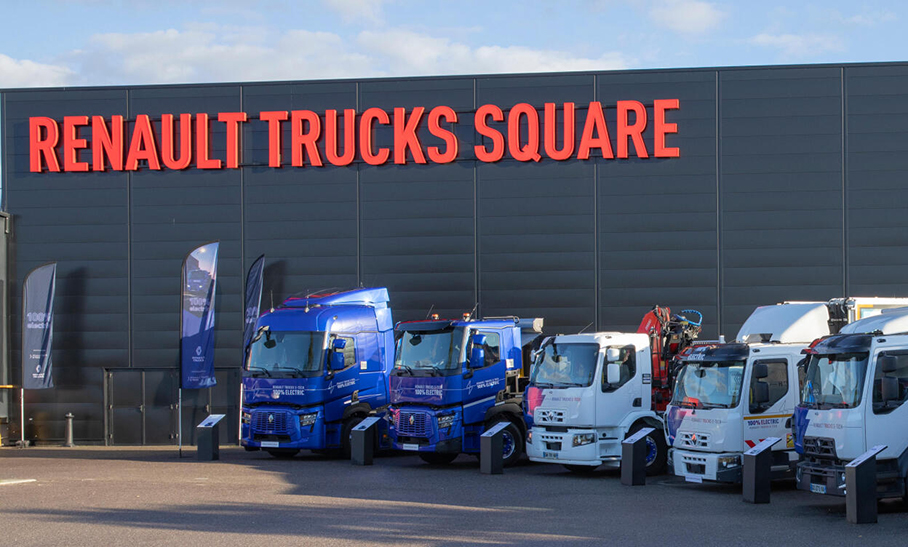 Das Bild zeigt Fahrzeuge von Renault Trucks, die vor einer Halle des Herstellers stehen.