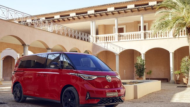Das Bild zeigt einen roten ID.Buzz von Volkswagen Nutzfahrzeuge. Die Absatzzahlen für den ID. Buzz/Cargo stiegen von 2022 (11.013 Exemplare) auf 2023 (35.272) um mehr als das dreifache.