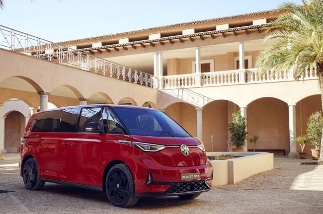 Das Bild zeigt einen roten ID.Buzz von Volkswagen Nutzfahrzeuge. Die Absatzzahlen für den ID. Buzz/Cargo stiegen von 2022 (11.013 Exemplare) auf 2023 (35.272) um mehr als das dreifache.