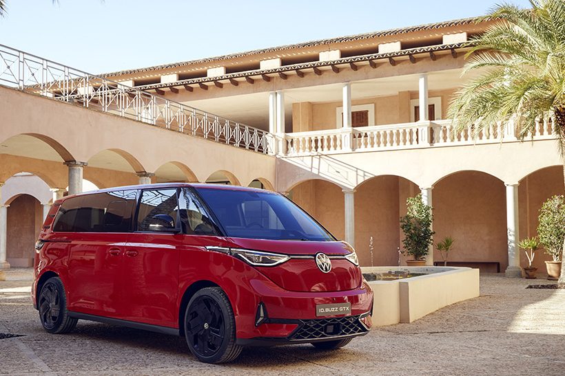 VWN ID-Buzz (web) Das Bild zeigt einen roten ID.Buzz von Volkswagen Nutzfahrzeuge. Die Absatzzahlen für den ID. Buzz/Cargo stiegen von 2022 (11.013 Exemplare) auf 2023 (35.272) um mehr als das dreifache.