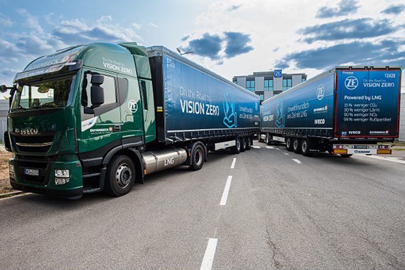 Das Foto zeigt Fahrzeuge des Logistikunternehmens Duvenbeck: Einen LKW mit mit Auflieger und einen Auflieger ohne LKW-