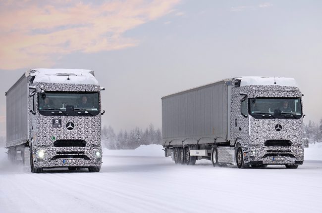 Das Bild zeigt zwei eActros 600 von MB Trucks im finnischen Schnee. Es handelt sich um Vorserienmodelle.