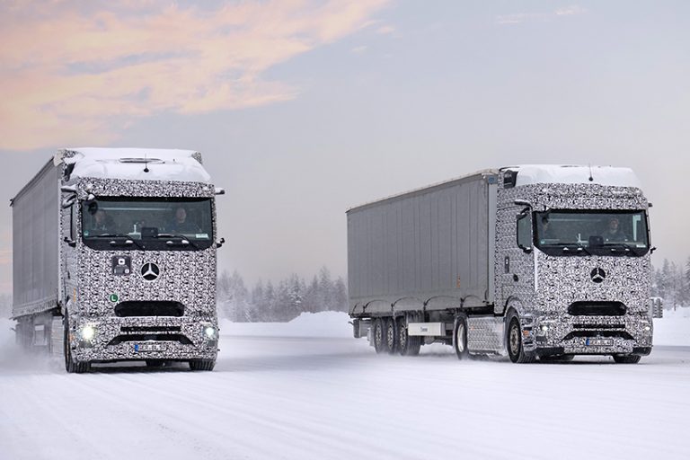 Das Bild zeigt zwei eActros 600 von MB Trucks im finnischen Schnee. Es handelt sich um Vorserienmodelle.