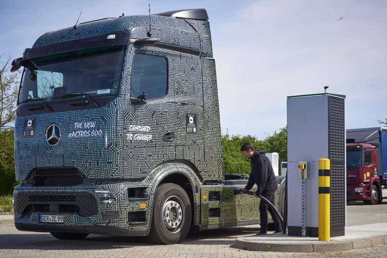 Elektrisches Laden bei einem Truck von Mercedes-Benz Trucks