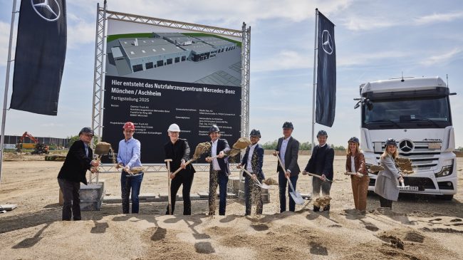 Daimler Truck baut Nutzfahrzeugzentrum – und den Auftakt bildet das offizielle Pressefoto mit dem ersten Spatenstich