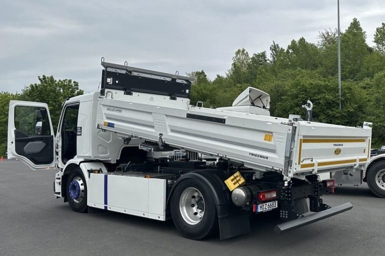 Vollelektrischer Dreiseitenkipper Trigenius D12 von schräg hinten gesehen