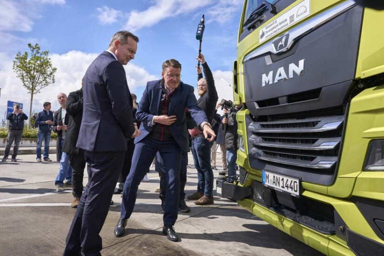 Alexander Vlaskamp (re.), CEO von MAN Truck & Bus, erklärt Bundesverkehrsminister Dr. Volker Wissing die Automatiserungstechnik des MAN Lkw.