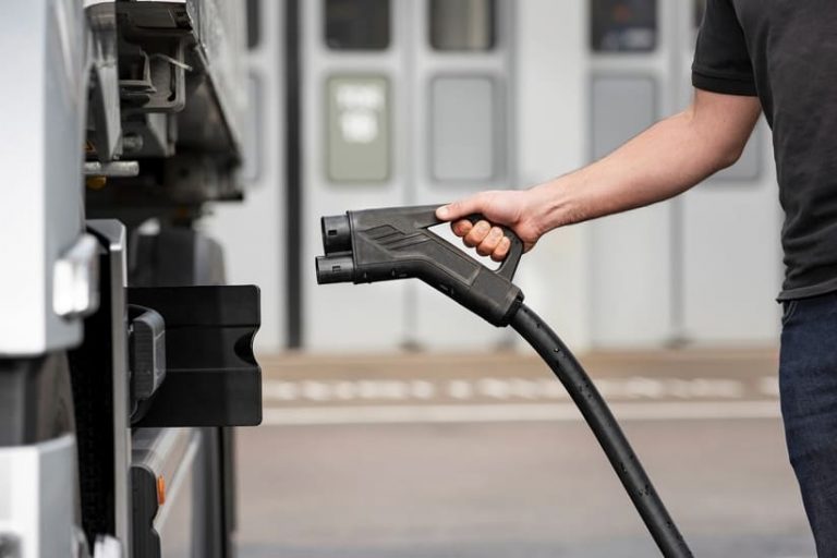 21C0327_008(web) E-Mobility: Mercedes-Benz Trucks schließt strategische Partnerschaft für Ladeinfrastruktur mit Siemens Smart Infrastructure, ENGIE und EVBox Group