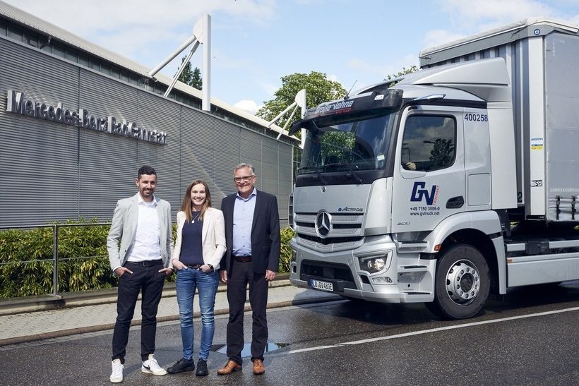 Mercedes-Benz Group AG elektrifiziert ihre Logistik zwischen Bad Cannstatt und Sindelfingen mit dem eActros // Mercedes-Benz Group AG is using the eActros to electrify its logistics between Bad Cannstatt and Sindelfingen Das Bild zeigt drei Menschen von Mercedes-Benz Group und einen eActros 600.