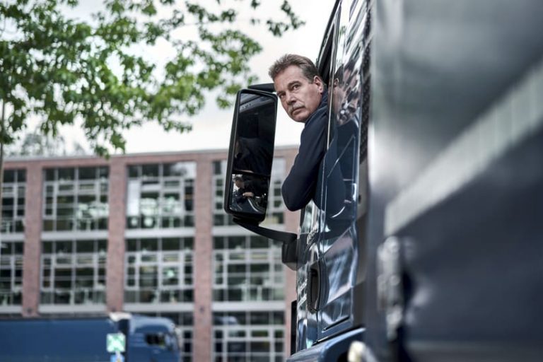 Das Bild zeigt eine LKW-Fahrer, der Active Reverse Control (ARC) von BPW einsetzt.