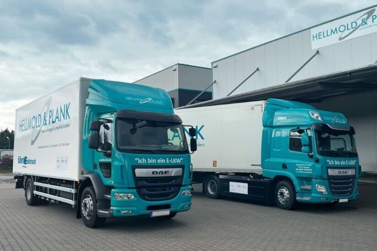 Das Bild zeigt zwei der drei vollelektrischen LKW, die DAF Trucks Deutschland an Hellmold & Plank übergeben hat.