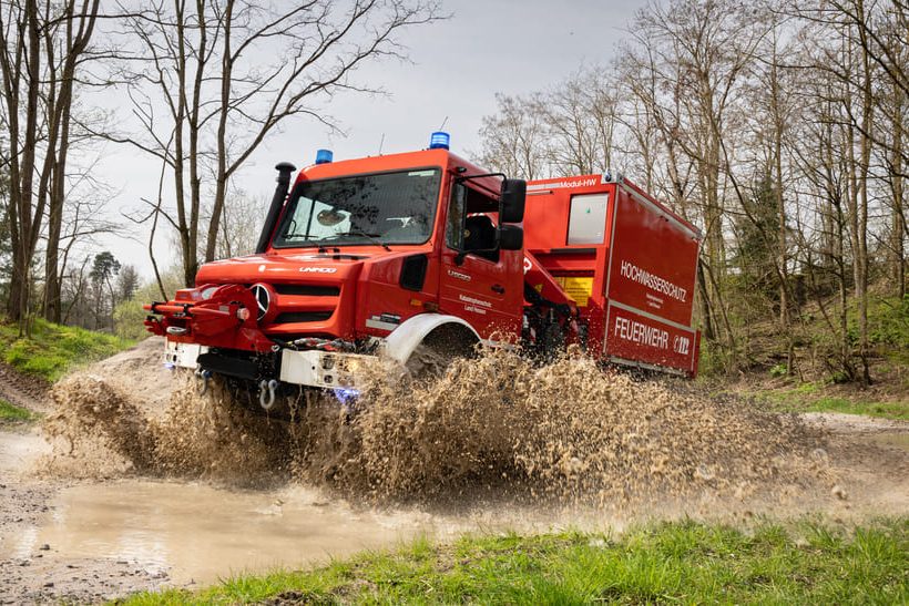 Der hochgeländegängige Mercedes-Benz Unimog U 5023 macht Einsätze in Wald- und Überflutungsgebieten möglich