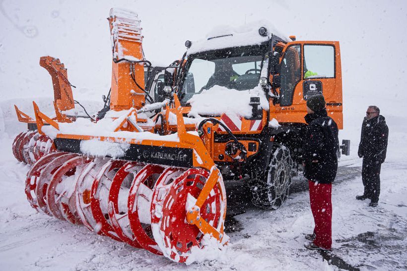 Im Flachland ist faktisch der Sommer eingekehrt. Aber der Unimog war jetzt noch im Einsatz gegen meterhohe Schneewände: Entwickler von Mercedes-Benz Special Trucks unterstützen bei Räumung der Großglockner Hochalpenstraße. Das Bild zeigt die Fahrzeige im Schnee.