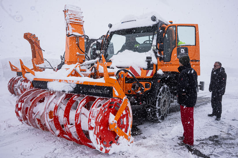 Daimler Truck Unimog Großglockner (web) Im Flachland ist faktisch der Sommer eingekehrt. Aber der Unimog war jetzt noch im Einsatz gegen meterhohe Schneewände: Entwickler von Mercedes-Benz Special Trucks unterstützen bei Räumung der Großglockner Hochalpenstraße. Das Bild zeigt die Fahrzeige im Schnee.