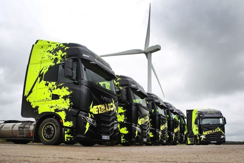 Iveco-Trucks mit Metallica-Logo