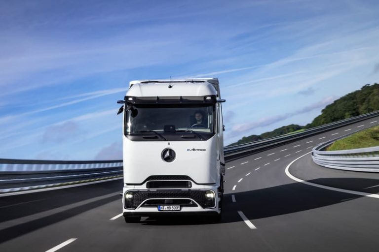 weißer eActros 600 von Daimler Truck