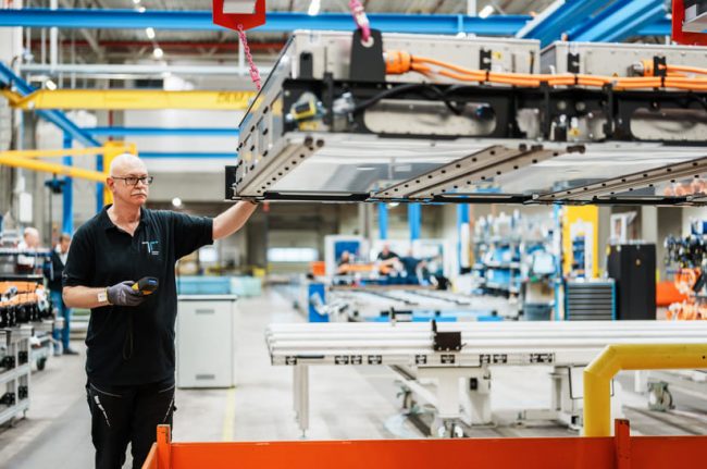 Das Bild zeigt einen Mitarbeiter im Kompetenzcenter für emissionsfreie Mobilität (KEM) in Mannheim.