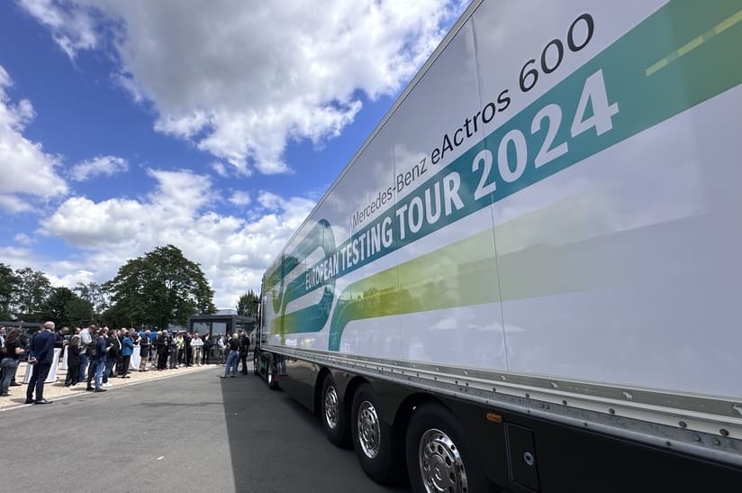 Seitenansicht des eActros 600 vor dem Start der Testfahrt