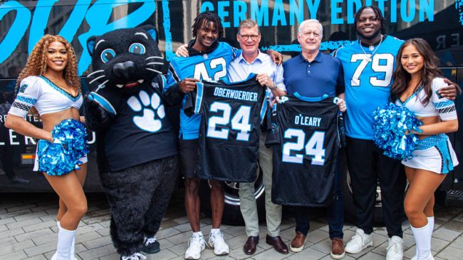 Spieler und Cheerleader der Carolina Panthers mit Mitarbeitern von Daimler Truck.