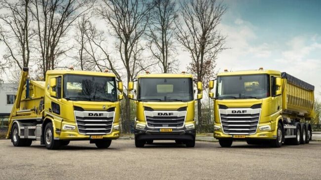 drei DAF-Trucks in gelb