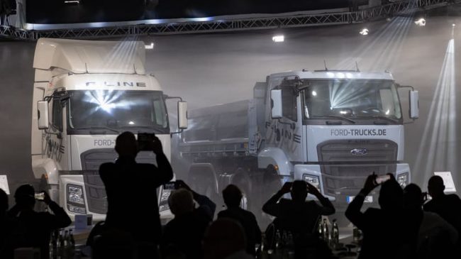 Enthüllung der neuen F-LINE Straßenserie F-LINE 2642T HR 6x2 und Bauserie F-LINE 4145D L 4300 MM-Radstand mit MEILLER 3-Seitenkipper