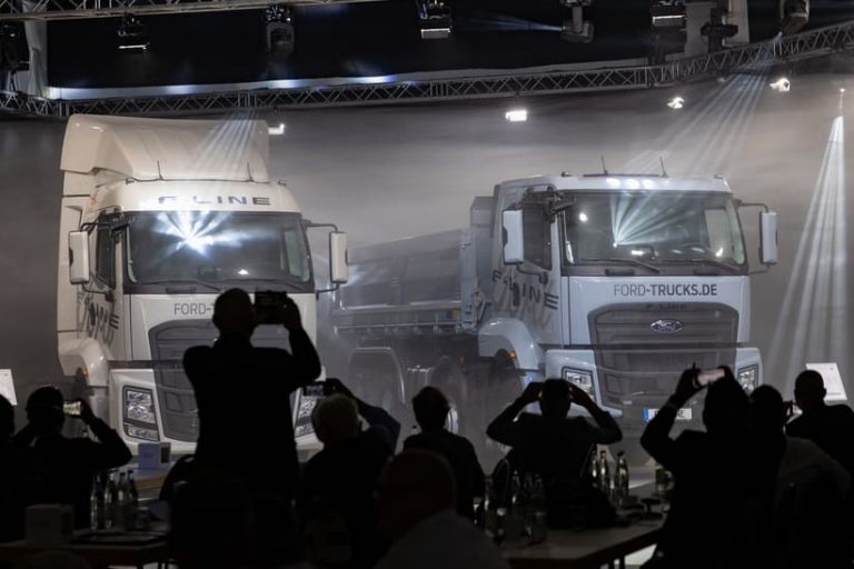 F-Trucks Deutschland Präsentation F-Line (web) Enthüllung der neuen F-LINE Straßenserie F-LINE 2642T HR 6x2 und Bauserie F-LINE 4145D L 4300 MM-Radstand mit MEILLER 3-Seitenkipper