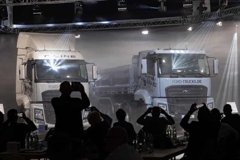 Enthüllung der neuen F-LINE Straßenserie F-LINE 2642T HR 6x2 und Bauserie F-LINE 4145D L 4300 MM-Radstand mit MEILLER 3-Seitenkipper