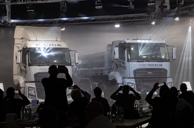 F-Trucks Deutschland Präsentation F-Line (web) Enthüllung der neuen F-LINE Straßenserie F-LINE 2642T HR 6x2 und Bauserie F-LINE 4145D L 4300 MM-Radstand mit MEILLER 3-Seitenkipper