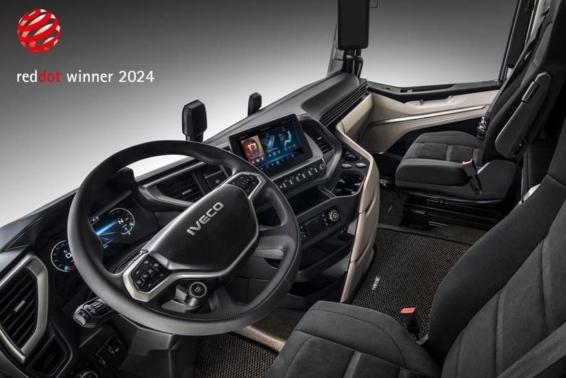 Der Iveco S-Way ist Gewinner beim Red Dot Design Award 2024. Das Bild zeigt das Fahrerhaus von innen.