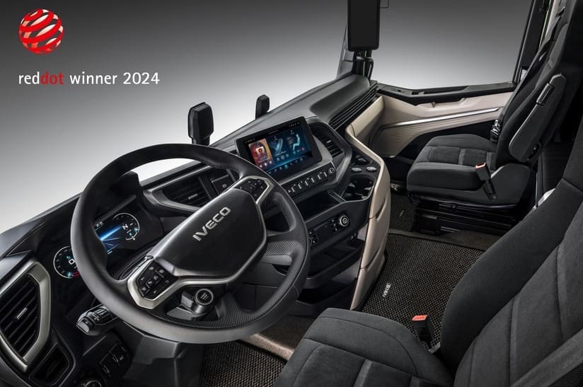 IVECO S-Way Red Dot Winner Award 2024_interiors(web) Der Iveco S-Way ist Gewinner beim Red Dot Design Award 2024. Das Bild zeigt das Fahrerhaus von innen.