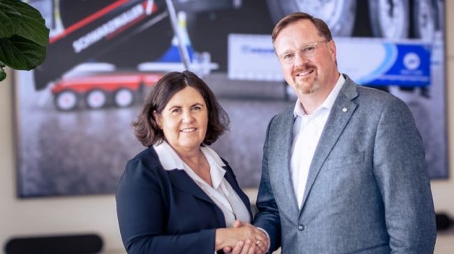 Das Bild zeigt zwei Führungskräfte von Schwarzmüller und der Krone Group.