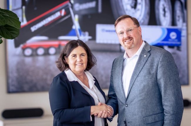 Das Bild zeigt zwei Führungskräfte von Schwarzmüller und der Krone Group.