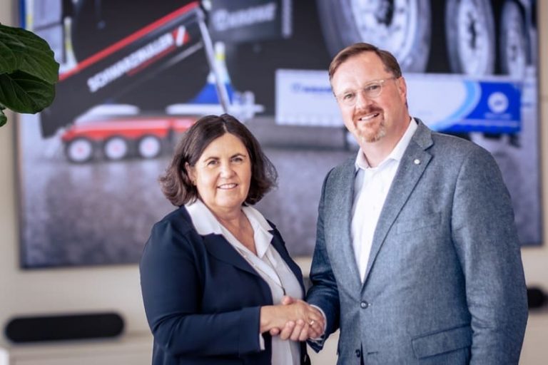 KRONE_SCHWARZMUELLER_2024_Beate Paletar_Bernard Krone(web) Das Bild zeigt zwei Führungskräfte von Schwarzmüller und der Krone Group.