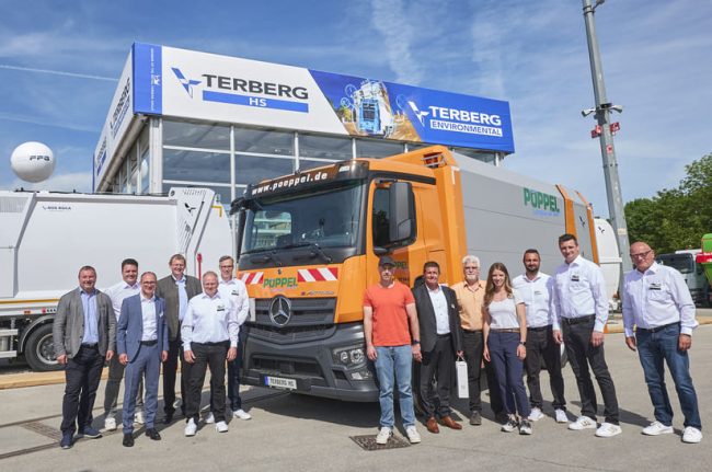 Firma Pöppel nimmt Mercedes-Benz eActros 300 Sattelzugmaschine mit Abfallsammel-Aufbau der Firma Terberg auf der IFAT 2024 entgegen. Zu sehen sind (v.l.n.r.) Wolf Strigl (Geschäftsführer HSW LKW Vertrieb), Rico Claaßen (Leiter Behörden- und Sonderfahrzeuge DTAG), Ulrich Zschenderlein (Managing Director von Terberg HS), Tobias Wierer (Verkaufsleiter LKW HSW LKW), Hagen Hildebrand (eConsultant DTAG), Henning Burmeister (Produkt & Branchenmanagement Kommunalfahrzeuge DTAG), Michael Pöppel (Geschäftsführer Pöppel), Eric Amberg (Senior Manager Sales & Marketing Terberg HS), Dieter Pöppel (Geschäftsführer Pöppel), Susanne Pöppel (Geschäftsführerin Pöppel), Manuel Käser (Area Sales Manager Terberg HS), Stephan Scharnagl (Verkauf Mercedes-Benz LKW & Fuso Truck HSW LKW Vertrieb), Klaus Hammerbacher (Verkauf Behörden- & Sonderfahrzeuge DTAG).