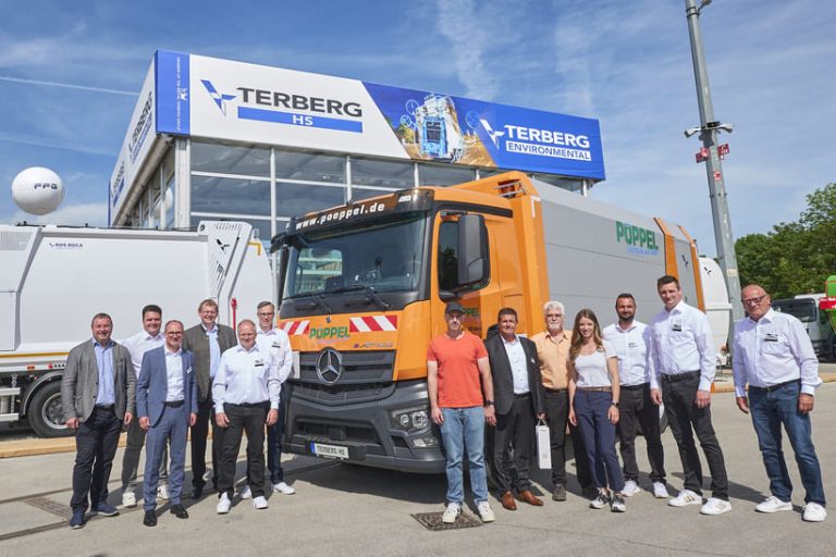 Pöppel eActros 300 (web) Firma Pöppel nimmt Mercedes-Benz eActros 300 Sattelzugmaschine mit Abfallsammel-Aufbau der Firma Terberg auf der IFAT 2024 entgegen. Zu sehen sind (v.l.n.r.) Wolf Strigl (Geschäftsführer HSW LKW Vertrieb), Rico Claaßen (Leiter Behörden- und Sonderfahrzeuge DTAG), Ulrich Zschenderlein (Managing Director von Terberg HS), Tobias Wierer (Verkaufsleiter LKW HSW LKW), Hagen Hildebrand (eConsultant DTAG), Henning Burmeister (Produkt & Branchenmanagement Kommunalfahrzeuge DTAG), Michael Pöppel (Geschäftsführer Pöppel), Eric Amberg (Senior Manager Sales & Marketing Terberg HS), Dieter Pöppel (Geschäftsführer Pöppel), Susanne Pöppel (Geschäftsführerin Pöppel), Manuel Käser (Area Sales Manager Terberg HS), Stephan Scharnagl (Verkauf Mercedes-Benz LKW & Fuso Truck HSW LKW Vertrieb), Klaus Hammerbacher (Verkauf Behörden- & Sonderfahrzeuge DTAG).