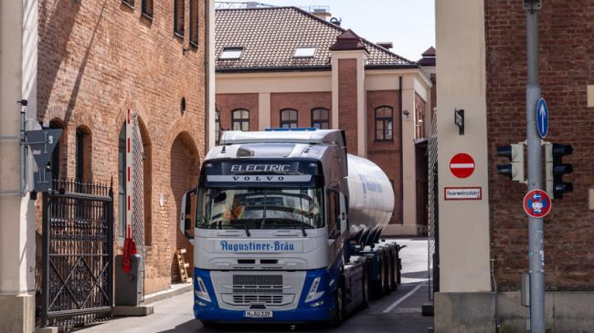 Das Bild zeigt einen e-LKW von Volvo im betrieb der Augustiner-Logistik