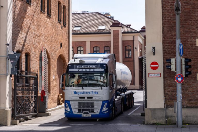 augustiner-logistik-volvo_(web) Das Bild zeigt einen e-LKW von Volvo im betrieb der Augustiner-Logistik