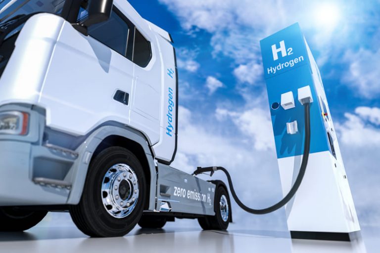 shutterstock_1650367111(web) Ein Interreg-Projekt will H2 im Schwerlastverkehr voranbringen. Das Bild zeigt einen LKW an einer H2-Tanksäule.