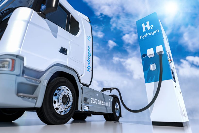 Ein Interreg-Projekt will H2 im Schwerlastverkehr voranbringen. Das Bild zeigt einen LKW an einer H2-Tanksäule.